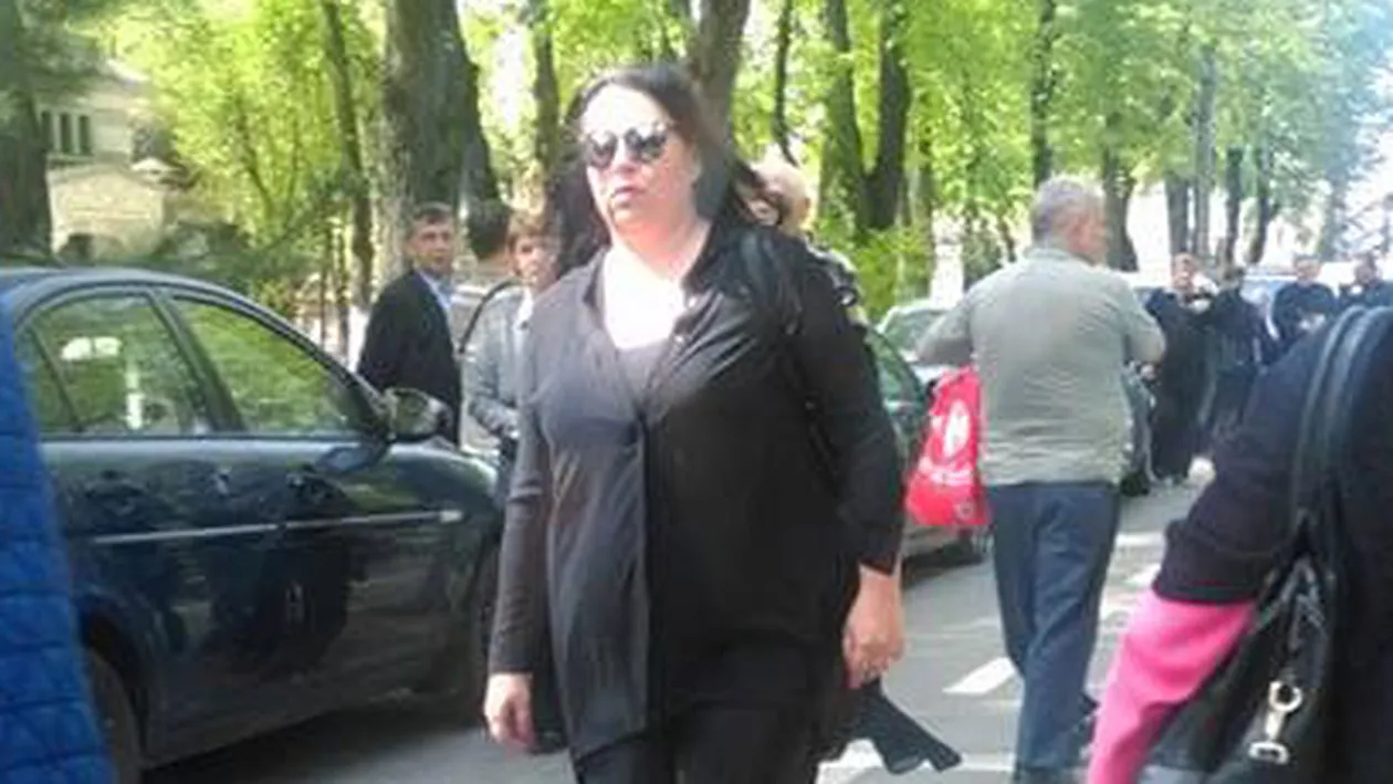 Cum a apărut Oana Roman la înmormântarea Ionelei Prodan!