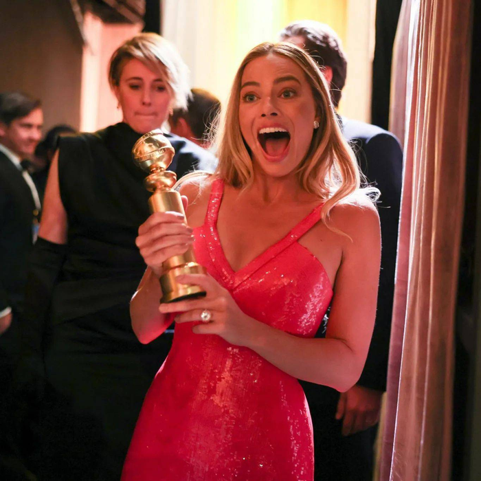 Margot Robbie a atras toate privirile la Globurile de Aur cu o rochie specială și bijuterii de 3 milioane de euro