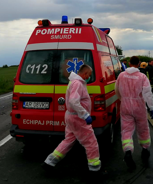 Accident îngrozitor în Arad! Trei persoane au ajuns la spital. Imagini de la fața locului. FOTO