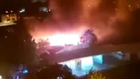 Incendiu devastator în București! Două case din zona Vitan ard ca torțele