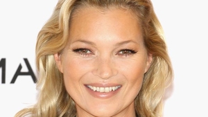 La 40 de ani e mai sexy ca niciodată! Kate Moss si-a schimbat culoarea părului, pentru prima dată după multi ani. Cum arată acum