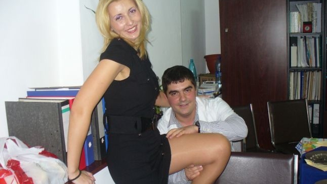 Povestea Lilianei, blonda de la Resurse Umane care a facut striptease la Spitalul Militar din Focsani! Isi cauta iubit pe Internet