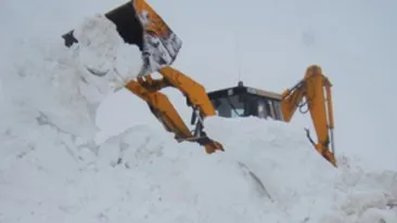 525 de persoane blocate in masini in Buzau! Oamenii au fost cazati in Mihailesti, in scoli si hanuri!