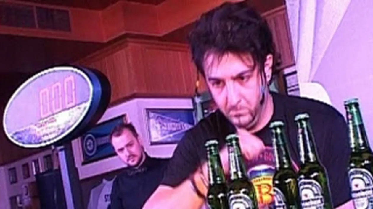 VIDEO A deschis cinci sticle de bere in mai putin de 2 secunde!