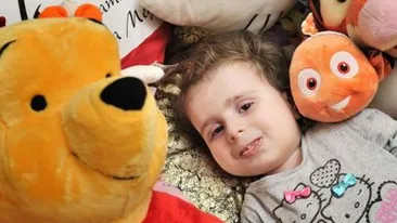 Copilarie de cosmar. O fetita din Italia sufera de o boala rara care o transforma intr-o statuie!