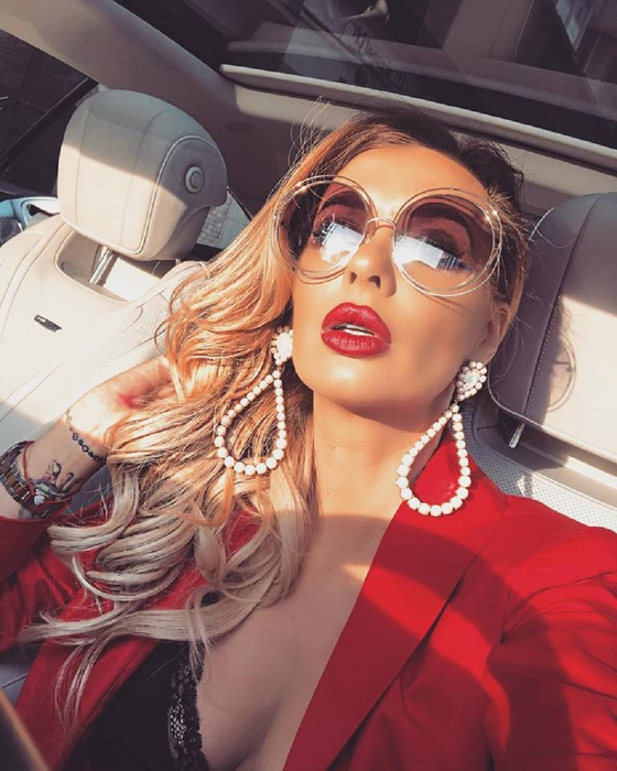 Sexy-prezentatoarea din Antenă a pus ochii pe un tinerel de ”bani gata”