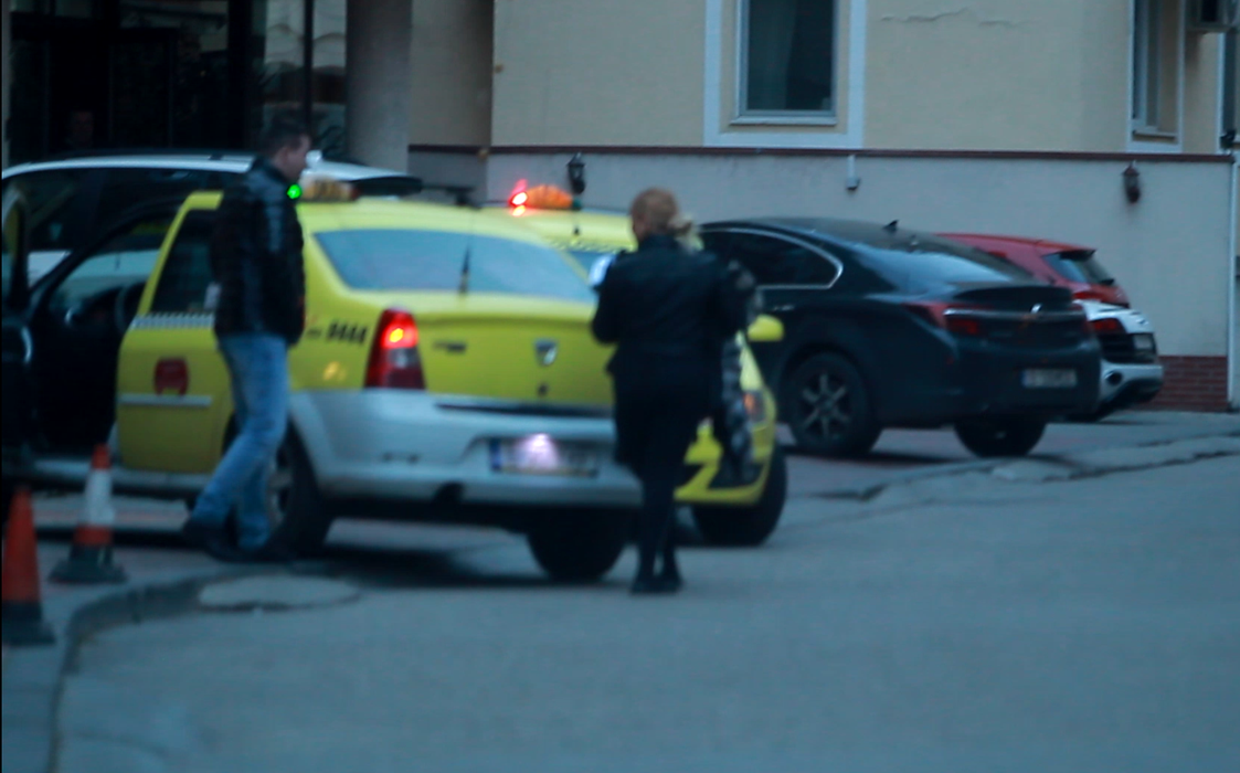 O femeie a venit la locuința manelistului pentru a lua mai multe haine, probabil pentru a le duce la spălătorie