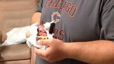 FOTO Cel mai mic nou-născut din lume a respirat doar câteva secunde! Tatăl lui îl ţinea într-o palmă