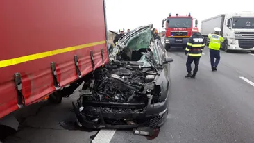 Doi răniți pe Autostrada București-Pitești, după ce o mașină s-a înfipt într-un camion. Un pompier a oprit pentru a acorda primul ajutor - VIDEO