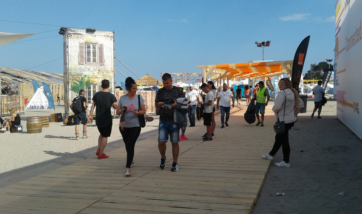 CANCAN.ro transmite cele mai tari momente. IMAGINI LIVE. Zeci de mii de oameni la NEVERSEA, cel mai mare festival de pe litoral