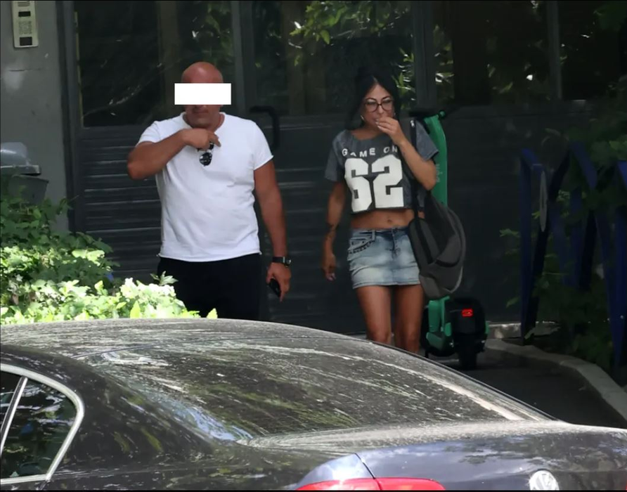 Afaceristul și Ioana Popescu ieșeau din blocul unde s-a consumat amantlâcul (Foto: CANCAN.RO)