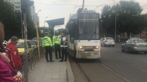 Unei femei i-au fost secționate picioarele de tramvai! Scene terifiante în Capitală