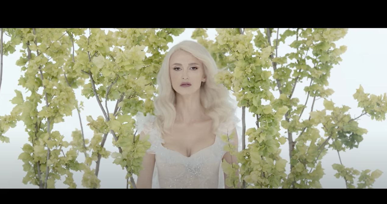 Andreea Bălan, mesaje dureroase pentru George Burcea în noua piesă, “Am crezut în basme”! Bărbatul misterios din videoclip seamănă cu tatăl fiicelor sale