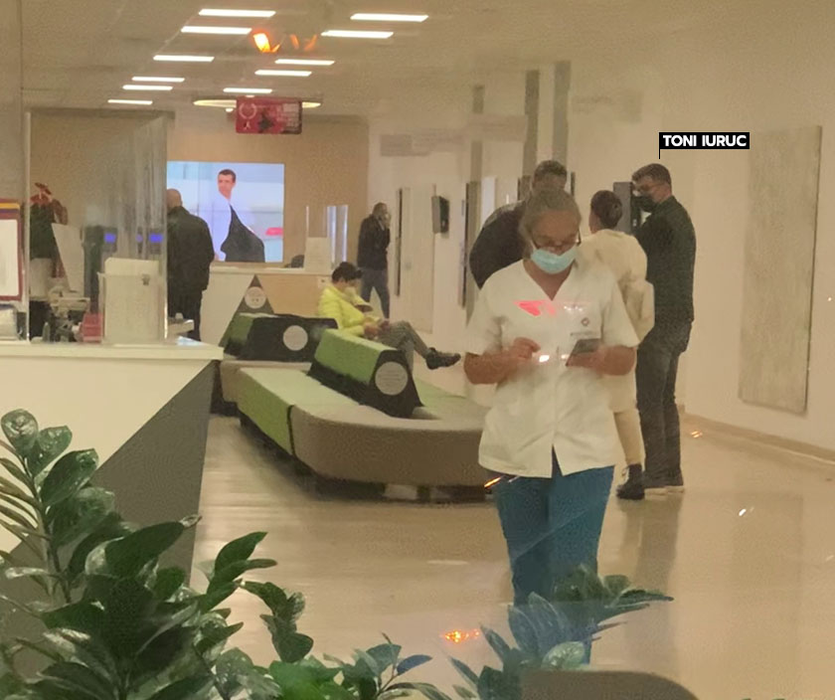 Toni Iuruc, pe holurile spitalului unde este internată mama lui (Foto: CANCAN.RO)
