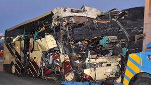 Scene terifiante! Un autobuz s-a izbit de un copac! Au asteptat DOUA ORE sa fie salvati