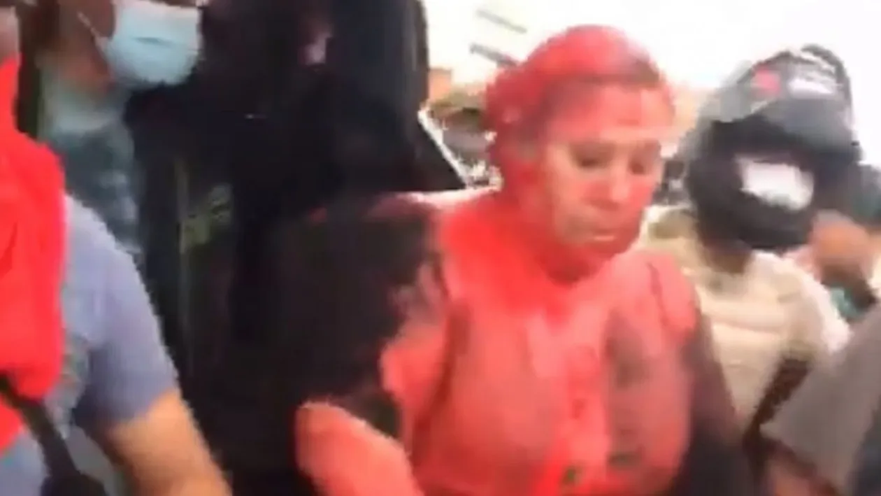 Imagini cutremurătoare! O primăriţă a fost bătută, târâtă pe străzi și tunsă de protestatari