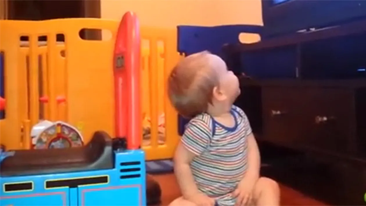 Reactia UIMITOARE a acestui bebelus, cand vede un prezentator de stiri la TV! Parintii au filmat o scena incredibila