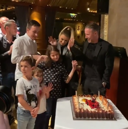 Anamaria Prodan s-a dat în spectacol pe manele într-un restaurant de lux din Dubai. A fost filmată în timp ce se săruta pasional cu soțul ei, Laurențiu Reghecampf