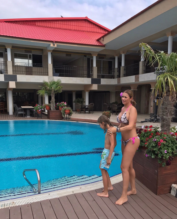 Imagini demenţiale! Anamaria Prodan & brigada s-au bălăcit la piscină! Cum arată Sarah, fiica sexy-impresarei, în costum de baie