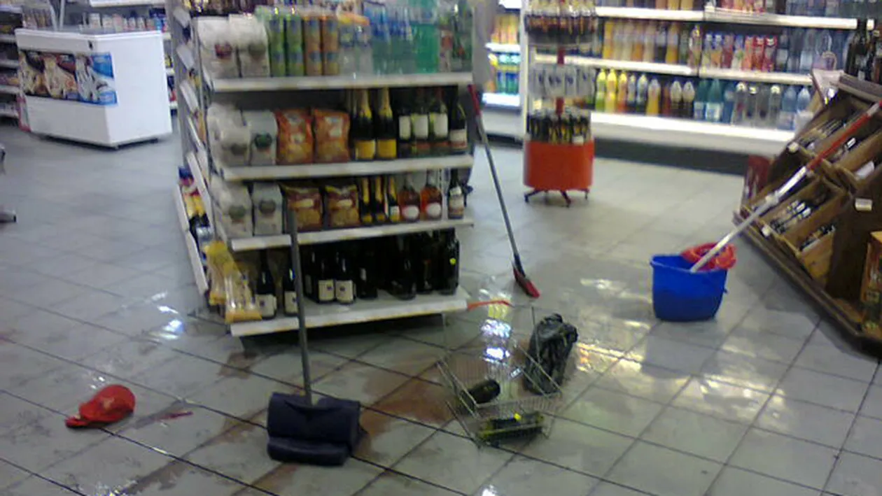 VIDEO Romania cutitarilor! Tanarul injunghiat de o femeie a scapat ca prin urechile acului! Desi a umplut o benzinarie de sange inca mai putea sa mearga!