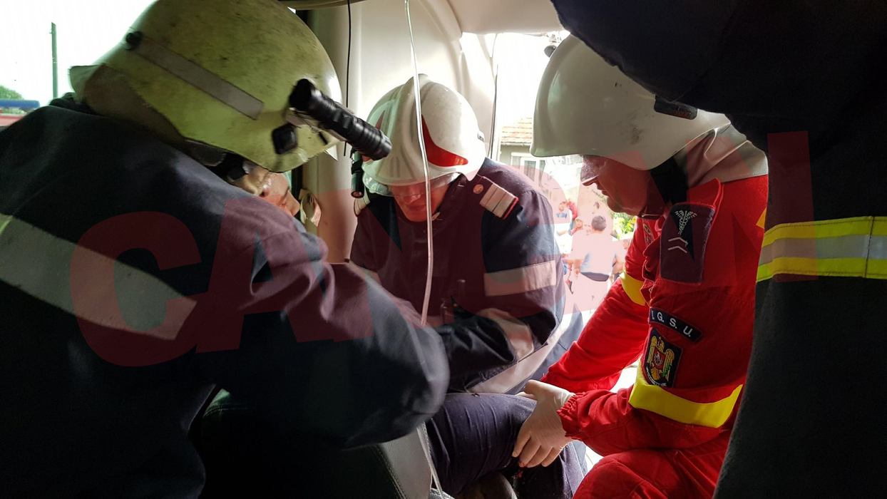 Accident înfiorător în județul Arad, după ce un autobuz plin cu oameni s-a ciocnit cu o autobasculantă. Victimele sunt luate cu elicopterul