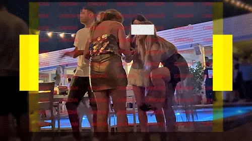 Sexy-artista a făcut spectacol la Mamaia. A “ras” paharele cu alcool și… Super amețită, s-a proptit în amicele ei!