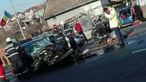 Accident înfiorător în Cluj-Napoca! Un mort, cel puţin doi răniţi, după ce trei maşini s-au ciocnit puternic şi s-au făcut praf