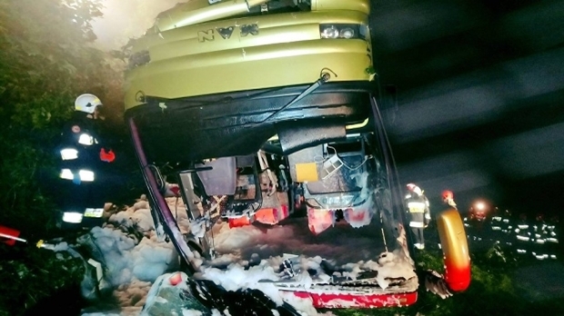 Accident cumplit. Trei persoane au murit şi 18 au fost rănite după ce autocarul în care se aflau s-a răsturnat în prăpastie