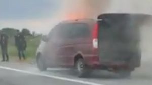 Microbuz plin cu oameni, în flăcări pe A1. Incendiul a izbucnit de la un scurtcircuit. FOTO