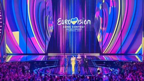 Băiețelul din imagine este unul dintre marii artiști a României. A participat la Eurovision, iar în fotografie e de nerecunoscut