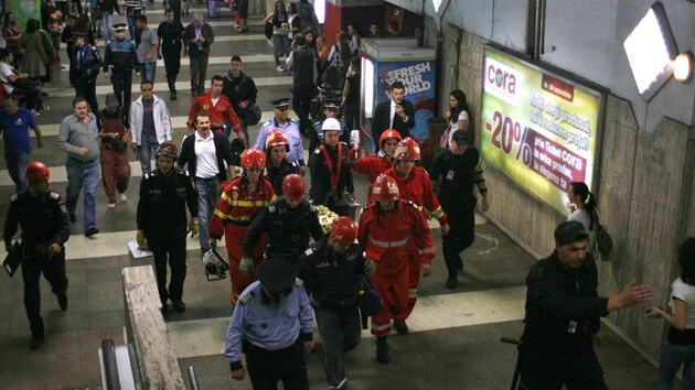 Ultima oră! Un bărbat a fost lovit de metrou, în urmă cu puţin timp şi e în stare gravă