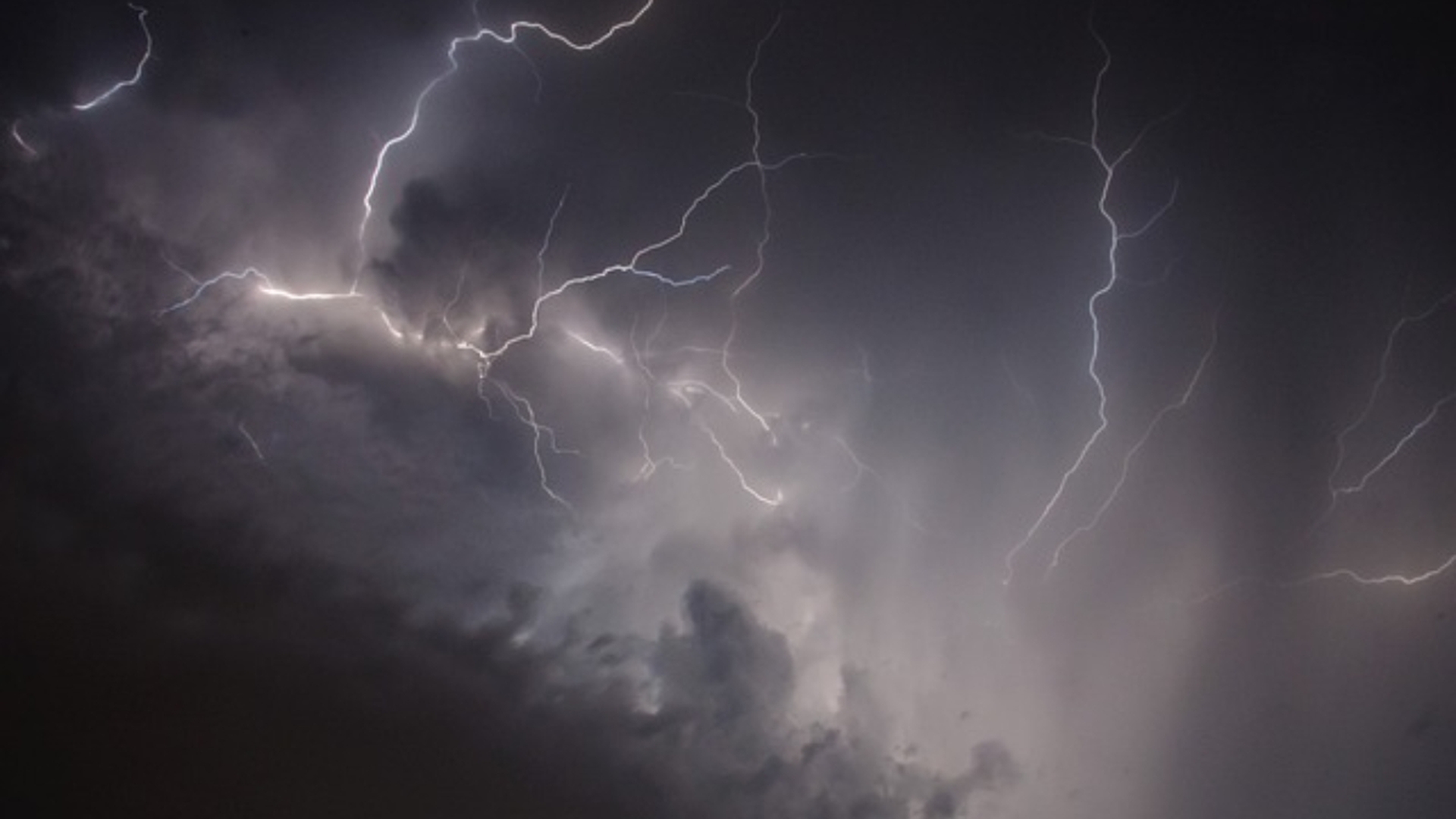 Un fenomen meteo extrem lovește cu putere în România. Prognoza actualizată venită de la ANM