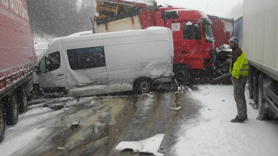 VIDEO / Noi imagini de la carambolul din Cehia! Mai mulţi români, implicaţi în accident au filmat imaginile înfiorătoare de la faţa locului: „Dezastru, frate!”