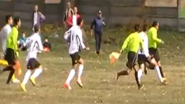 VIDEO In ligile inferioare de fotbal din Romania, mai periculos decat in ringul de box! Arbitru batut si fugarit de un jucator cu nervii la pamant