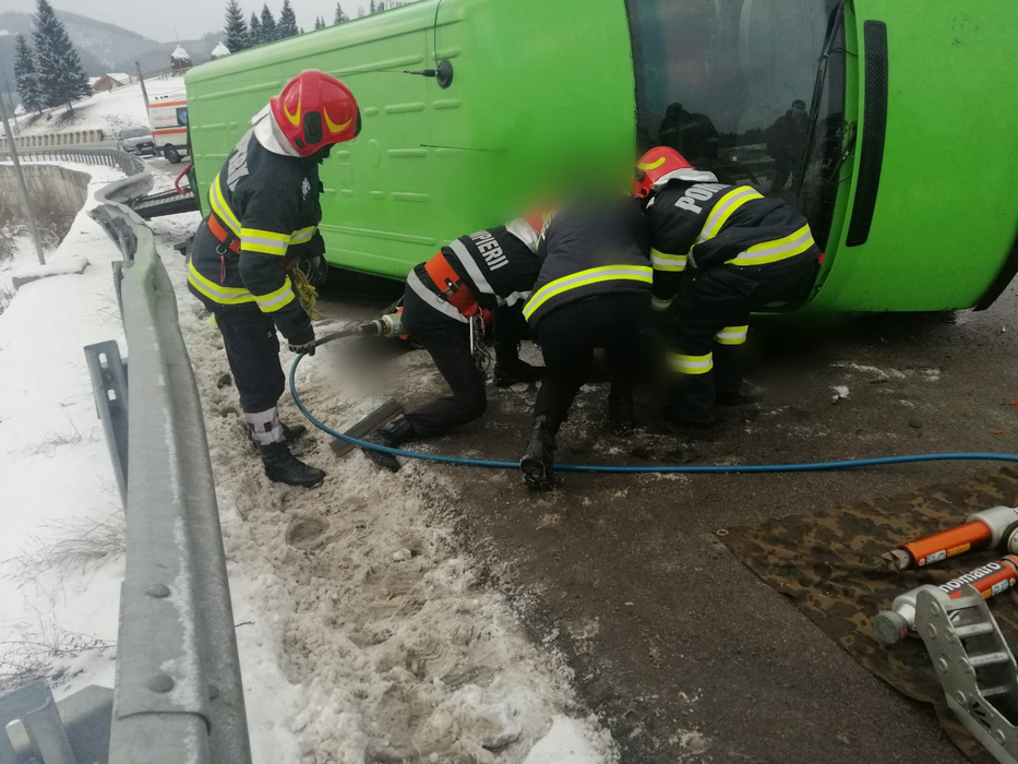 Accident grav în Suceava! Un microbuz cu pasageri s-a răsturnat, iar două persoane au murit