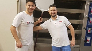 Ce lecţie de viaţă! În Italia, doi brutari români dau gratis pâine celor care nu își mai permit să o cumpere