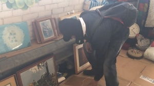 Cum a reușit un om al străzii să-și facă „hotel de lux” în parcare
