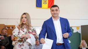 Cât costă rochia în care Ilinca, soția lui George Simion, a apărut la vot în turul  2. Prețul nu e deloc piperat