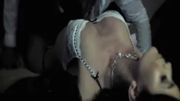 VIDEO O reclama de efect! Un vampir este respins de o tipa sexy pentru ca-i miroase gura!