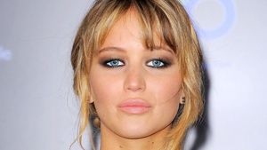 Toata lumea a ras dupa asta! Jennifer Lawrence a fost modificata in photoshop pentru a aparea pe prima pagina a unei reviste