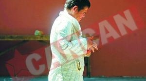 Infirmierii au batut-o cu scandura pana la ultima suflare