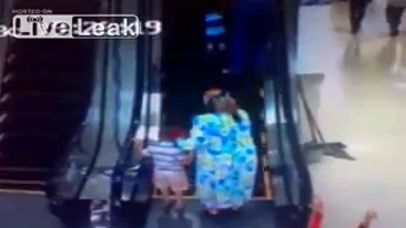 VIDEO Nu o sa iti vina sa crezi! Oamenii astia nu au vazut in viata lor scari rulante! Nu stiu sa le foloseasca si se chinuie din rasputeri sa le escaladeze!