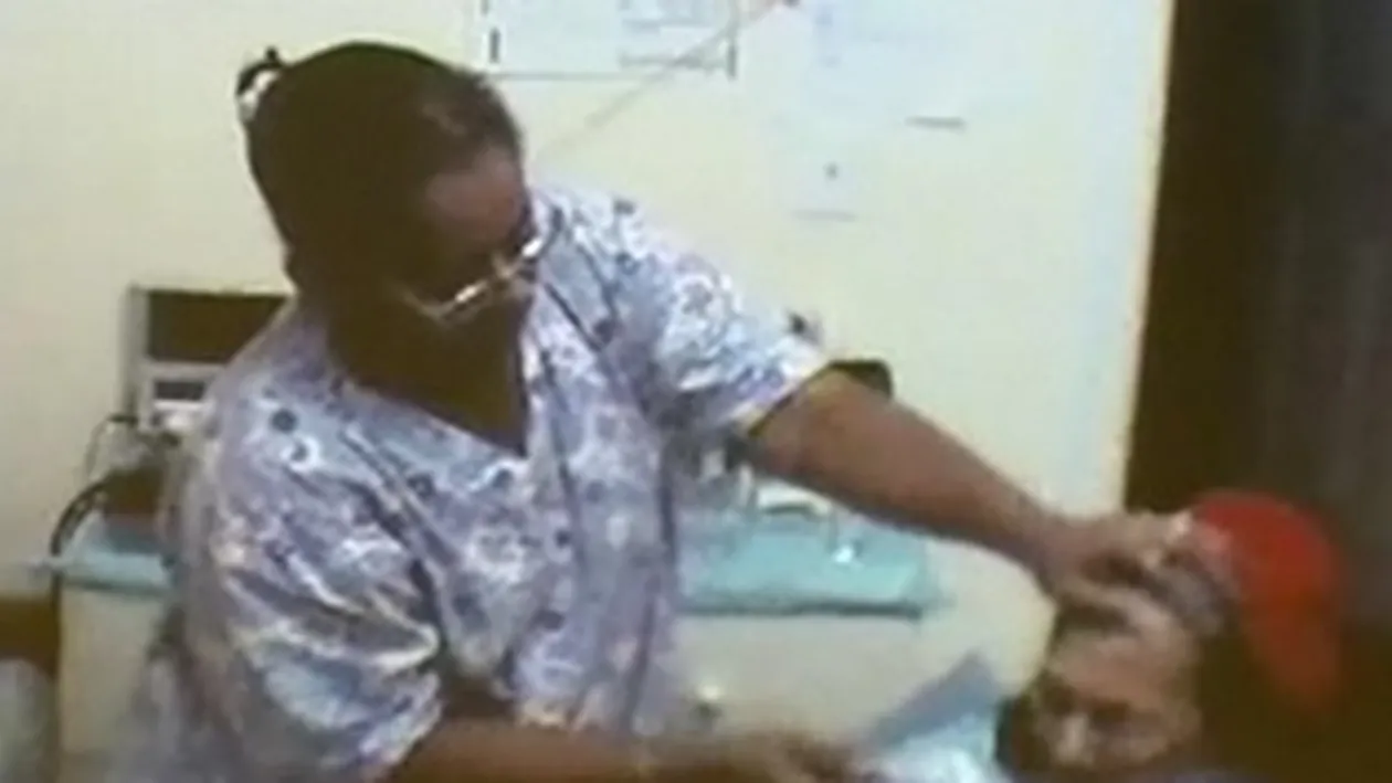 VIDEO ATENTIE! Imagini socante! O femeie de 91 de ani este batuta si umilita de asistenta care o ingrijea