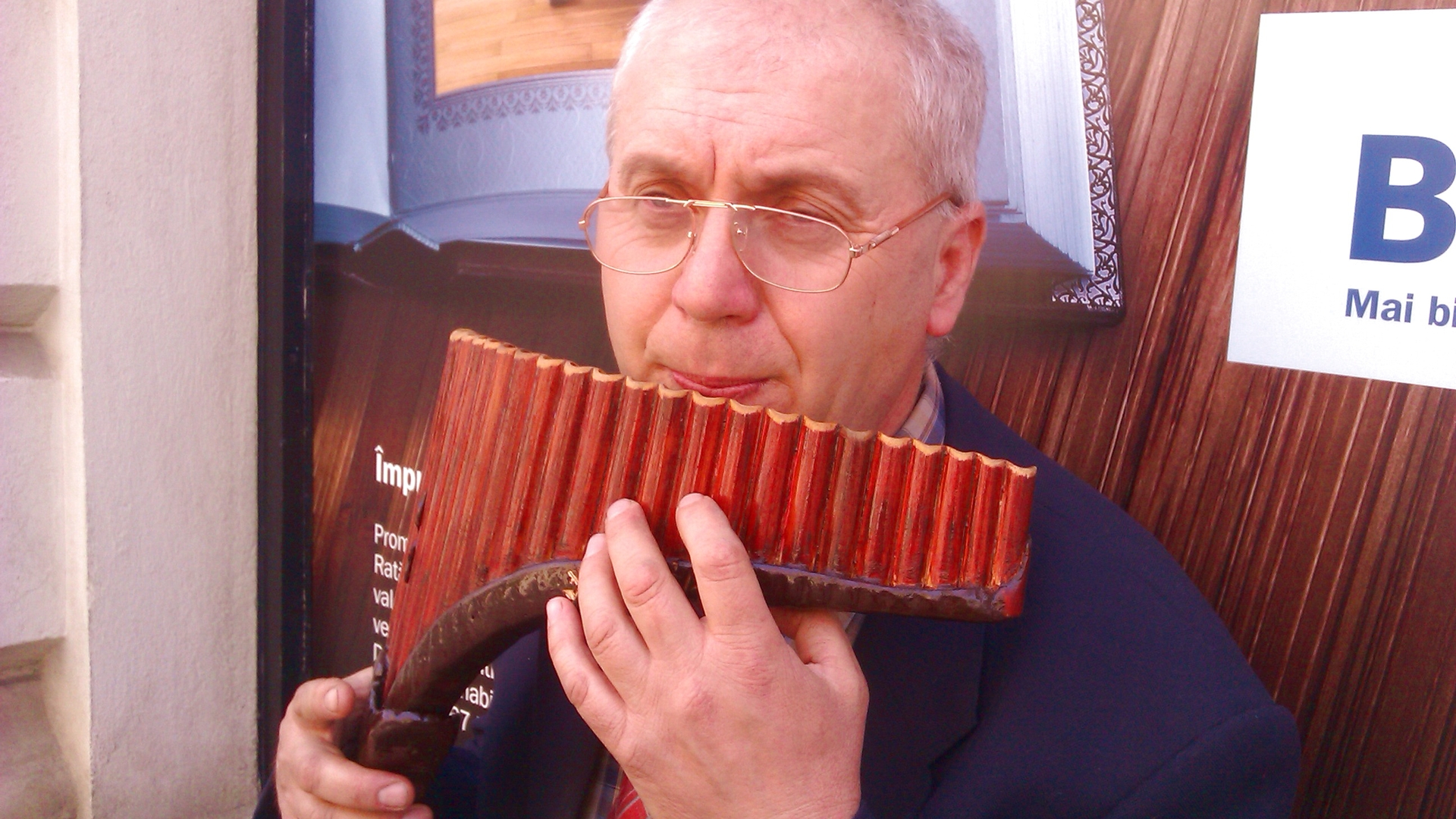 Mesterul care i-a facut naiurile Gheorghe Zamfir se umileste pentru o paine in Centrul Vechi!