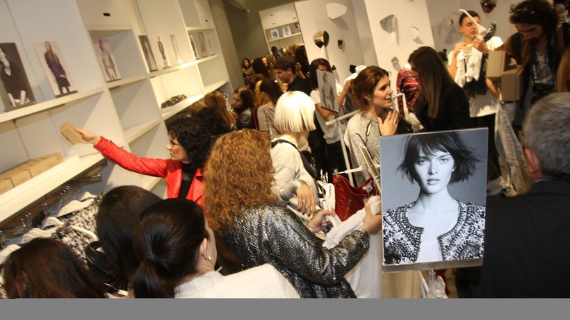 Lansare de FITZE intr-un mall din Bucuresti. Cum au devastat vedetele un magazin intr-un sfert de ora! Asa ceva nu ai mai vazut!