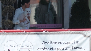 Adelina Pestriţu lansează o nouă modă! Învaţă de la ea cum să îţi iei haine din magazin pe... neprobate!