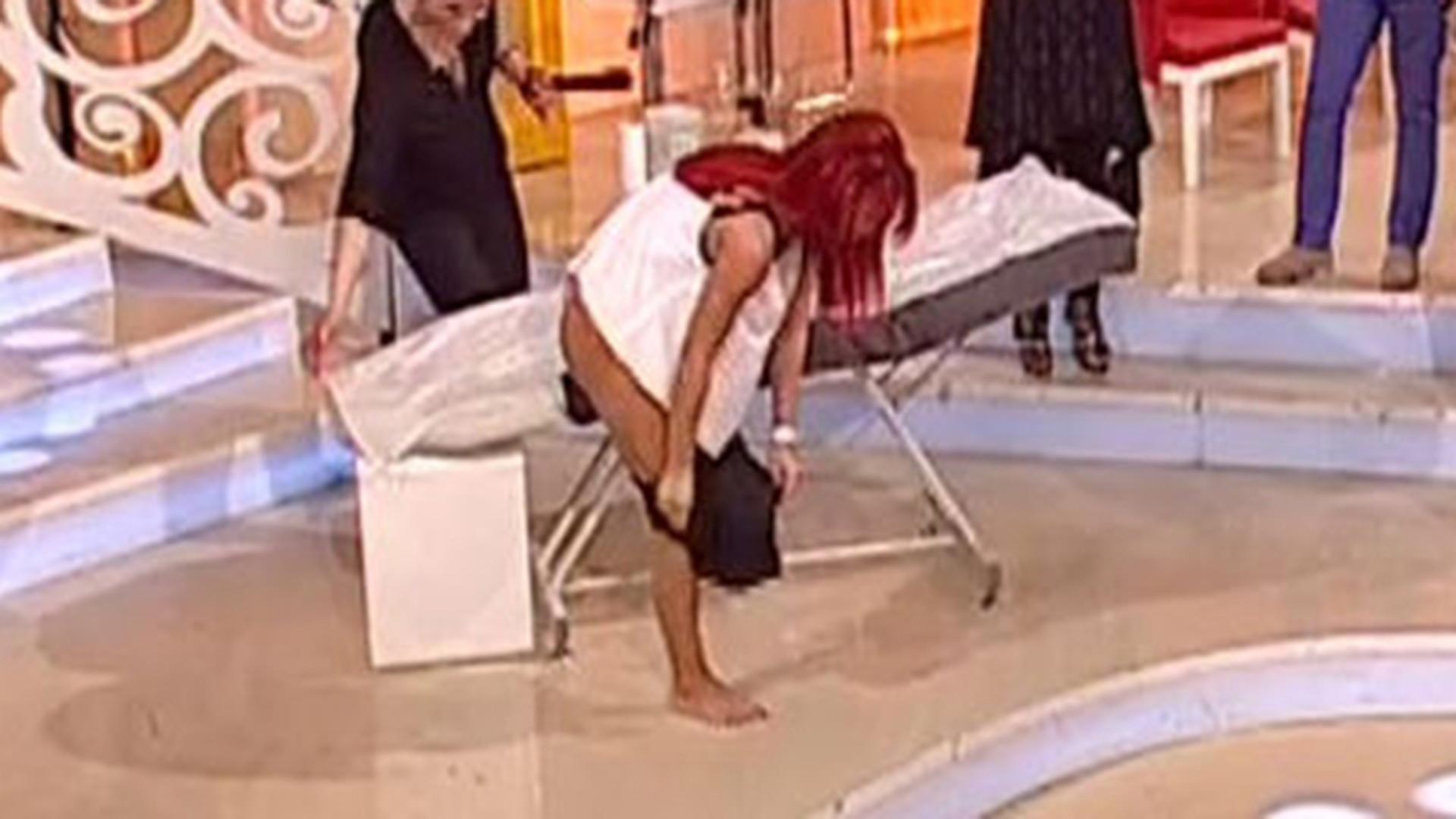 Inca putin si trebuia "+18"! Ana Maria Mocanu s-a DEZBRACAT in direct la TV si s-a lasat mangaiata pe posterior!