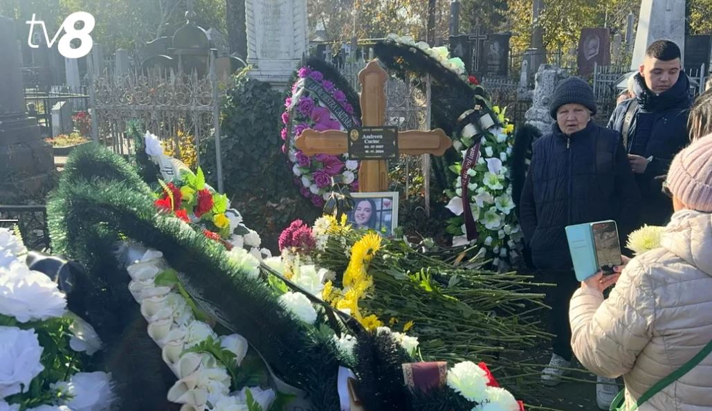Locul de veci al Andreei a fost acoperit cu flori și candele/ sursă foto: social media