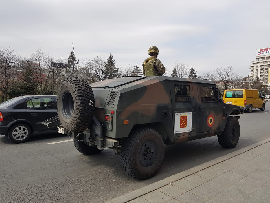 UPDATE imagini LIVE cu armata română pe străzile din Bucureşti! Sute de şoferi, verificaţi la una dintre intrările în oraş