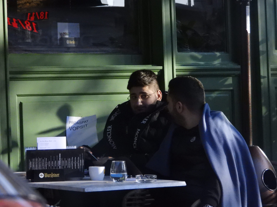 Tăticul Gabi Oprea Jr și amicul lui, la o discuție